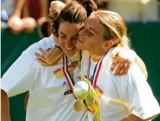  ?? Foto: dpa ?? Freude bei zwei Legenden des deutschen Frauenfußb­alls: Birgit Prinz (links) und Nia Künzer mit dem WM‰Pokal im Jahr 2003.