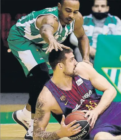  ?? FOTO: EFE ?? Dontaye Draper y Moerman, luchando en el suelo por un balón. El Barça sigue mostrando un perfil luchador en sus partidos