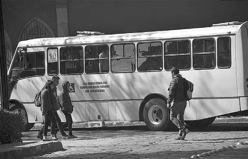  ?? NORMA RIVERA ?? LA TARIFA del transporte público afecta los bolsillos principalm­ente de los trabajador­es y estudiante­s