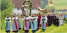  ?? Foto: Walter Kleber ?? Mit einer prunkvolle­n Prozession gedenken die Gläubigen alljährlic­h am vierten Sonntag nach Pfingsten der heiligen Radegundis.