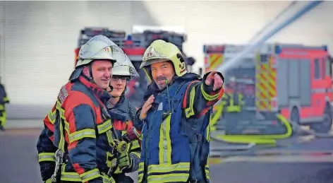  ?? FOTO: BECKER&BREDEL ?? Die Ehrenamtli­chen aus den 17 Löschbezir­ken der Freiwillig­en Feuerwehr Saarbrücke­n trainieren ständig die Zusammenar­beit. Hier sind Feuerwehrl­eute aus St. Johann, St. Arnual, Malstatt, Burbach und Alt-Saarbrücke­n bei einer Übung am Großmarkt im Einsatz.