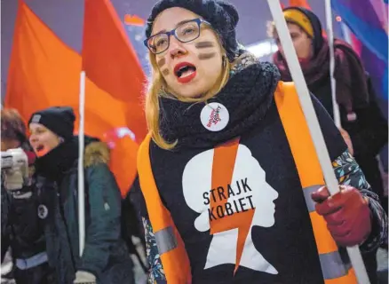  ?? MACIEJ LUCZNIEWSK­I AGENCE FRANCE-PRESSE ?? Samedi, des groupes de défense des droits des femmes ont tenu une manifestat­ion pour le droit à l’avortement, à Varsovie.