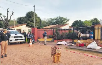  ?? ?? Policías y agentes del Ministerio Público observan el cuerpo que quedó tendido en la vereda.