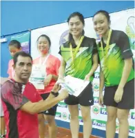  ??  ?? JUARA Bergu Wanita, Joanne Chai/Lydia Habirin sedang menerima hadiah dari Mohd Rafik.