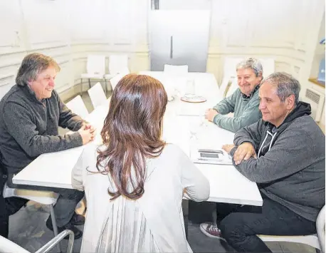  ?? NA ?? Fernández de Kirchner recibió a los sindicalis­tas Sergio Palazzo, Horacio Ghillini y Héctor Amichetti.