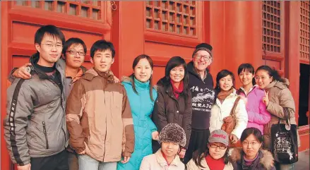  ?? PROVIDED TO CHINA DAILY ?? Colin Mackerras poses for a picture with his students at the Beijing Foreign Studies University in Beijing.