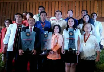  ?? Photo by Lauren Alimondo ?? CITY CHAMPIONS. Recepients of 2017 Outstandin­g Citizens of Baguio Joanne Balderas, Dionisio Claridad Jr., and Atty. Kristina Louise Magalong representi­ng her father Gen. Benjamin Magalong joins city officials headed by Mayor Mauricio Domogan and Vice...
