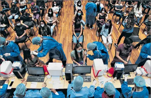  ?? Galo paguay / El comercio ?? •
Este fin de semana, en la universida­d de las américas se planeaba inocular a 16 000 de sus estudiante­s.