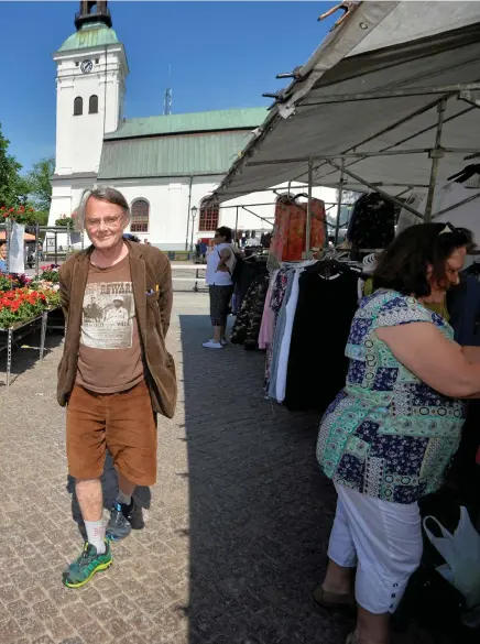  ?? Bild: ANNIKA KARLBOM ?? handlarna stå på torget utan avgift för att behålla ett levande torg.