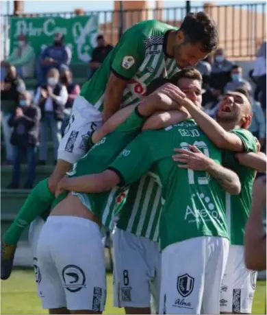  ?? ATLETICOSA­NLUQUEÑO.COM ?? Los jugadores del Sanluqueño, celebrando uno de los goles.