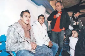  ??  ?? ► Adolescent­es, Alexis y Arturo, en el estadio con su agente Fernando Felicevich.