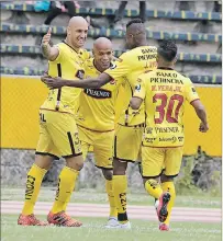  ?? HENRY LAPO / EXPRESO ?? Alegría. Ariel Nahuelpán (izquierda) es felicitado por sus compañeros tras el gol.