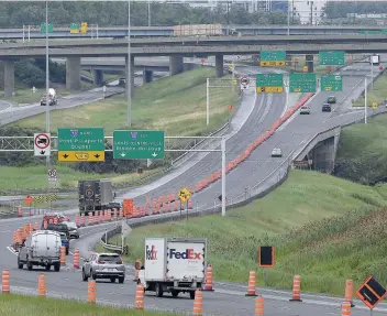  ?? PHOTO D’ARCHIVES, STEVENS LEBLANC ?? Le CIUSSS de la Capitale-Nationale a réservé 120 chambres d’hôtel pendant la première partie des travaux de réfection sur le pont Pierre-Laporte. Sur cette photo prise le 28 juin, la circulatio­n à l’entrée des ponts était fluide du côté de la Rive-Sud.