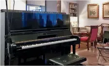  ??  ?? Το πιάνο, ένα Steinway του 1938, στο οποίο είχε παίξει και ο Μάνος Χατζιδάκις, επιστρατεύ­εται για τις συναυλίες στην Οικία Κατακουζην­ού.