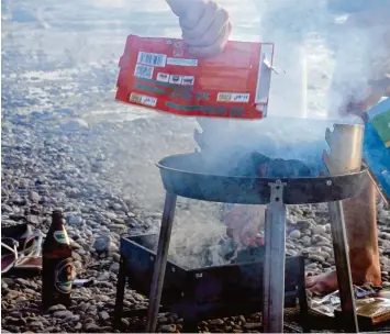  ?? Foto: Annette Zoepf ?? An der Wertach wird häufig gegrillt und gefeiert. Anwohner und Spaziergän­ger weisen jedoch auf die Folgen hin – zum Beispiel Lärm und Müll.