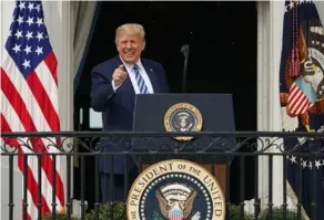  ?? AFP ?? El presidente Donald Trump saludó a sus seguidores,ayer, luego de dar un discurso en la Casa Blanca sobre la ley y el orden.