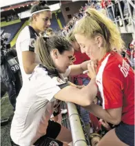  ?? BILD: SN/APA/HANS PUNZ ?? Sarah Zadrazil und Marina Georgieva schrieben für die Fans eifrig Autogramme.