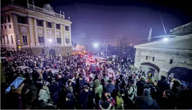  ??  ?? Un anno fa
Il Capodanno del 2015 sulle Mura, con le auto bloccate tra i festeggiam­enti della gente