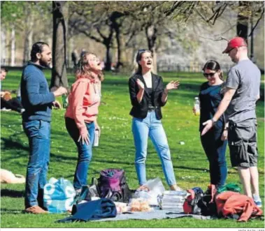  ?? ANDY RAIN / EFE ?? Cinco personas disfrutan ayer de un pícnic en St. James Park, en Londres.