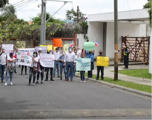  ?? JOHN DURÁN ?? Los participan­tes de la vigilia, frente al condominio donde vive Carlos Alvarado, en Santa Ana, solicitan al Gobierno que relaje las medidas de cierre de establecim­ientos, ante la fase martillo que comienza este lunes y se extiende por 12 días.