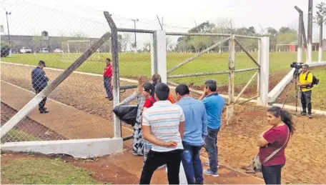  ??  ?? Familiares de los recluidos en el Cereso fueron en gran número el sábado, preocupado­s, ante un nuevo rumor de amotinamie­nto.