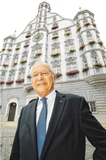  ?? FOTO: ROLAND RASEMANN ?? Der scheidende Memminger Oberbürger­meister Ivo Holzinger (SPD) vor seinem Rathaus, in dem er 36 Jahre lang die Geschicke der Stadt leitete.