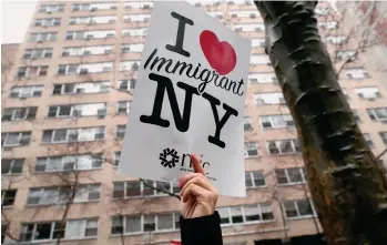  ??  ?? A pesar de que la ciudad de Nueva York ha dicho que protegerá a los inmigrante­s hay mucha incertidum­bre.