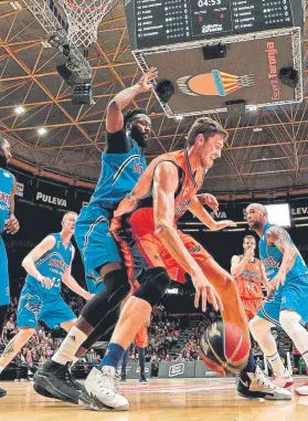  ?? FOTO: EFE ?? Pleiss intenta ganar la posición ante la defensa de Olaseni