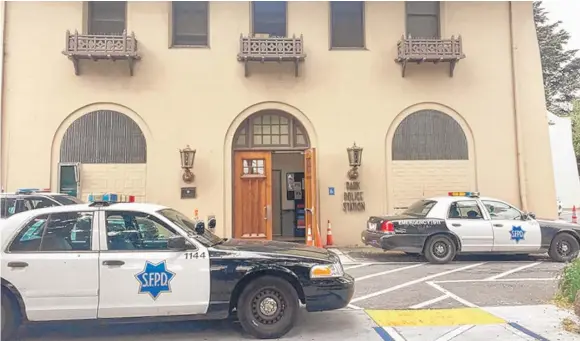  ?? | SAM CHARLES/ SUN- TIMES ?? The San Francisco police station in Golden Gate Park where AndrewWarr­en surrendere­d after being dropped off by Wyndham Lathem.