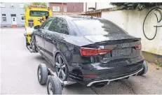 ?? FOTO: C. REICHWEIN ?? Das Fluchtauto, ein Audi RS 3, und eine erhebliche Menge von Beweismitt­eln wurden in zwei Garagen in Duisburg sichergest­ellt.