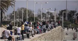  ?? Foto: dpa ?? Familien mit ihren Kindern am Sonntag in Barcelona.