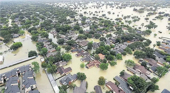  ?? (AP) ?? Bajo agua. Los habitantes de Houston continúan luchando contra los efectos de la tormenta Harvey mientras siguen las lluvias en la región, a lo que se suma la rotura de dos represas.