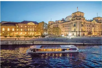  ?? FOTO: KAPPELER/DPA ?? Zurzeit der politische Fokus Berlins: In der Parlamenta­rischen Gesellscha­ft (links) am Bundestag führen Union, FDP und Grüne ihre Gespräche. Beschaulic­h geht es derweil in den Ministerie­n der geschäftsf­ührenden Regierung zu.