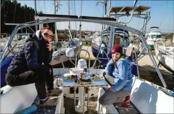  ??  ?? C’est encore loin, les Antilles ? Il faut reconnaîtr­e que la vie à Port-des-Barques, ce n’est pas encore tout à fait les alizés. Mais on commence à rêver, c’est l’essentiel.