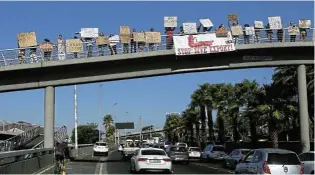  ?? Pictures: Ruvan Boshoff ?? People protest against animal transporta­tion on ships above Nelson Mandela Boulevard in Cape Town.