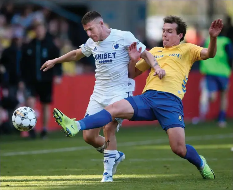  ?? FOTO: LARS POULSEN ?? FC København, Brøndby IF og flere andre danske klubber er til overvejels­e i disse måneder og år hos udenlandsk­e investorer. Nye regler for handler med klubber vil gøre det sværere for ejere, der vil bruge klubber til andet end at vinde kampe og slutte højst muligt i tabellen, at komme ind i dansk fodbold.