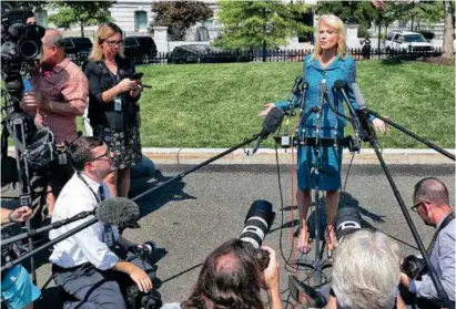  ??  ?? DESATINO. Kellyanne Conway, asesora senior de la Casa Blanca, el martes en Washington, DC.