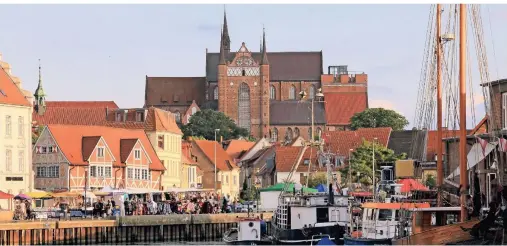  ?? FOTOS: EKKEHART EICHLER ?? So ähnlich sah Wismars Hafen schon zu Nosferatus Zeiten aus: mit der Marienkirc­he und der Georgenkir­che.