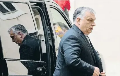  ?? ANDREW MEDICHINI / AP ?? El primer ministre hongarès, Viktor Orbán, arribant al Vaticà el 21 d’abril per reunir-se amb el Papa