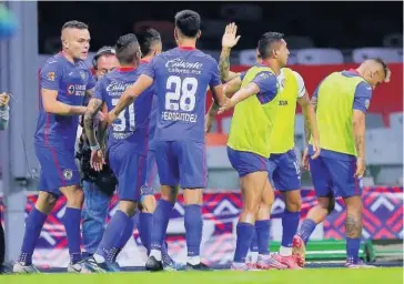  ?? FOTO JAM MEDIA ?? > El equipo de Cruz Azul celebra tras la anotación de Jonathan Rodríguez.