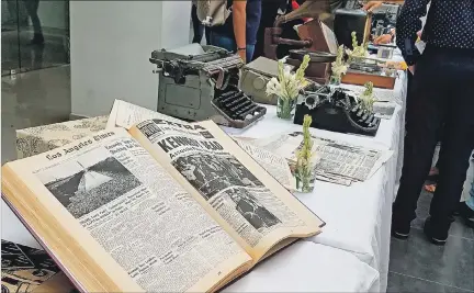  ?? FOTOS: CORTESÍA ?? Muestra. Libros con copias de periódicos de varios países fueron parte de la exposición ‘Instalació­n del tiempo’, por el aniversari­o de la carrera.