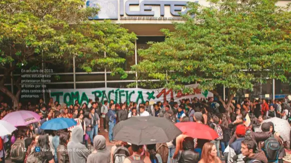  ??  ?? En octubre de 2013, varios estudiante­s protestaro­n frente al Icetex por los altos costos de los préstamos.