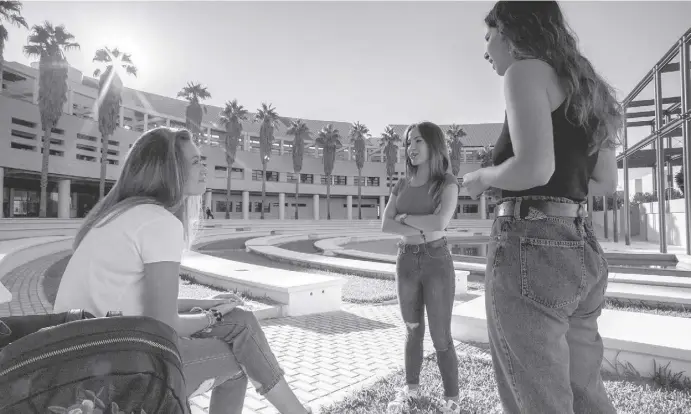  ?? Fotos: Ángel García ?? Der Campus der Universitä­t Alicante in San Vicente del Raspeig ist nicht nur für Studenten ein Ort zum Wohlfühlen.