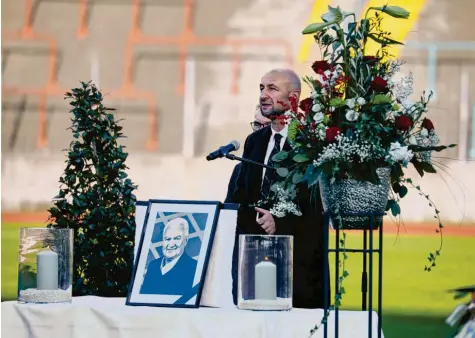  ?? Foto: Klaus Rainer Krieger ?? Sehr persönlich­e Worte fand FCA-Präsident Klaus Hofmann in seiner Trauerrede für Peter Bircks.