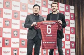  ?? FOTO: EFE ?? Hisoshi Mikitani, fundador de Rakuten y dueño del Vissel, acompaño al ex culé