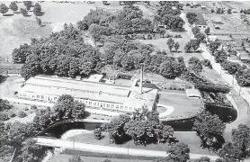  ?? — FOURNIE PAR GRANBY INDUSTRIEL ?? Vers la fin de l’automne 1941, la Stedfast Rubber emménage dans ce nouvel immeuble situé en bordure de la rivière Yamaska.