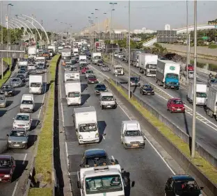  ?? Ronny Santos - 11.abr.17/Folhapress ?? Carros transitam pela marginal Tietê, na região do sambódromo; prefeitura, em parceria com o Estado, quer privatizar as vias e não descarta cobrar pedágio