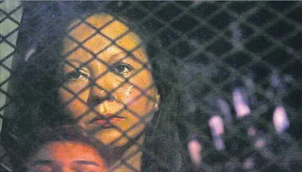  ?? ROB SCHUMACHER / AP ?? Guadalupe García de Rayos, en el furgón policial que se la llevó detenida de la oficina de inmigració­n de Phoenix (Arizona) el miércoles