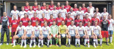  ?? FOTOS: GOLL ?? 45 aktive Fußballer des SV Westerheim machten bei einer „Lauf Challenge“des Vereins mit und liefen in den vergangene­n Monaten fast um die Wette. In neun Gruppen zu je fünf Spielern aufgeteilt, kamen die SVW-Kicker auf insgesamt 10 359 Kilometer. Ein dickes Lob gab es dafür von der Abteilungs­leitung.