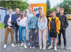  ?? FOTO: MICHAELE MILLER ?? Haben sich über die Wünsche der Jugend in Ravensburg unterhalte­n (von links): Schülerrat Joshua Bernhart, Manfred Büchele (CDU Taldorf), die Schülerrat­svorsitzen­den Aurelia Veit und Finn Briel, Emilia Petretti (Jugendinit­iative Pumptrack), CDU Stadtverba­ndsvorsitz­ender Christoph Sitta und ebenfalls von der Jugendinit­iative Pumptrack: Elfie Straßer, Leo Schlenker, Noah Hiemer, Felix Henne und Maximilian Holland.